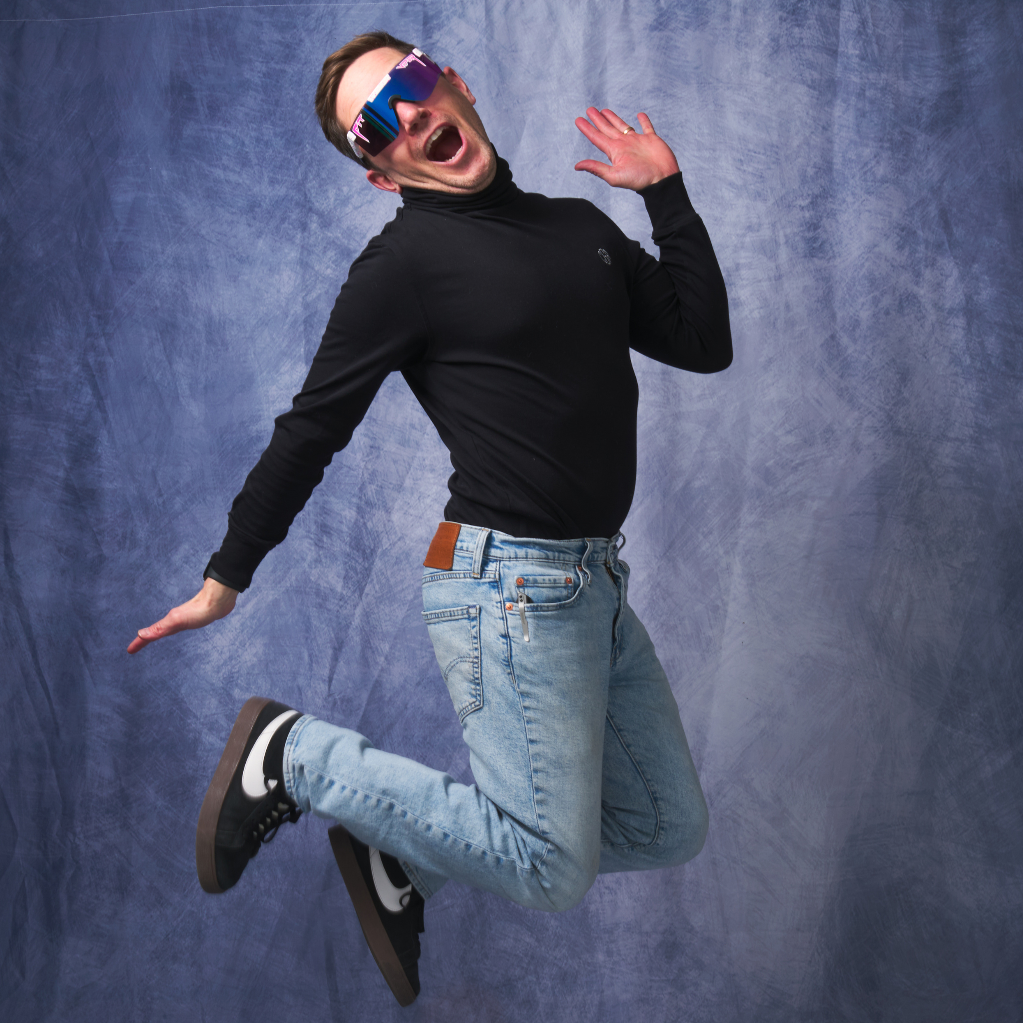 aftershock-original-2.0-regular-hdpv-polarized-blue-purple-lifestyle-2.png