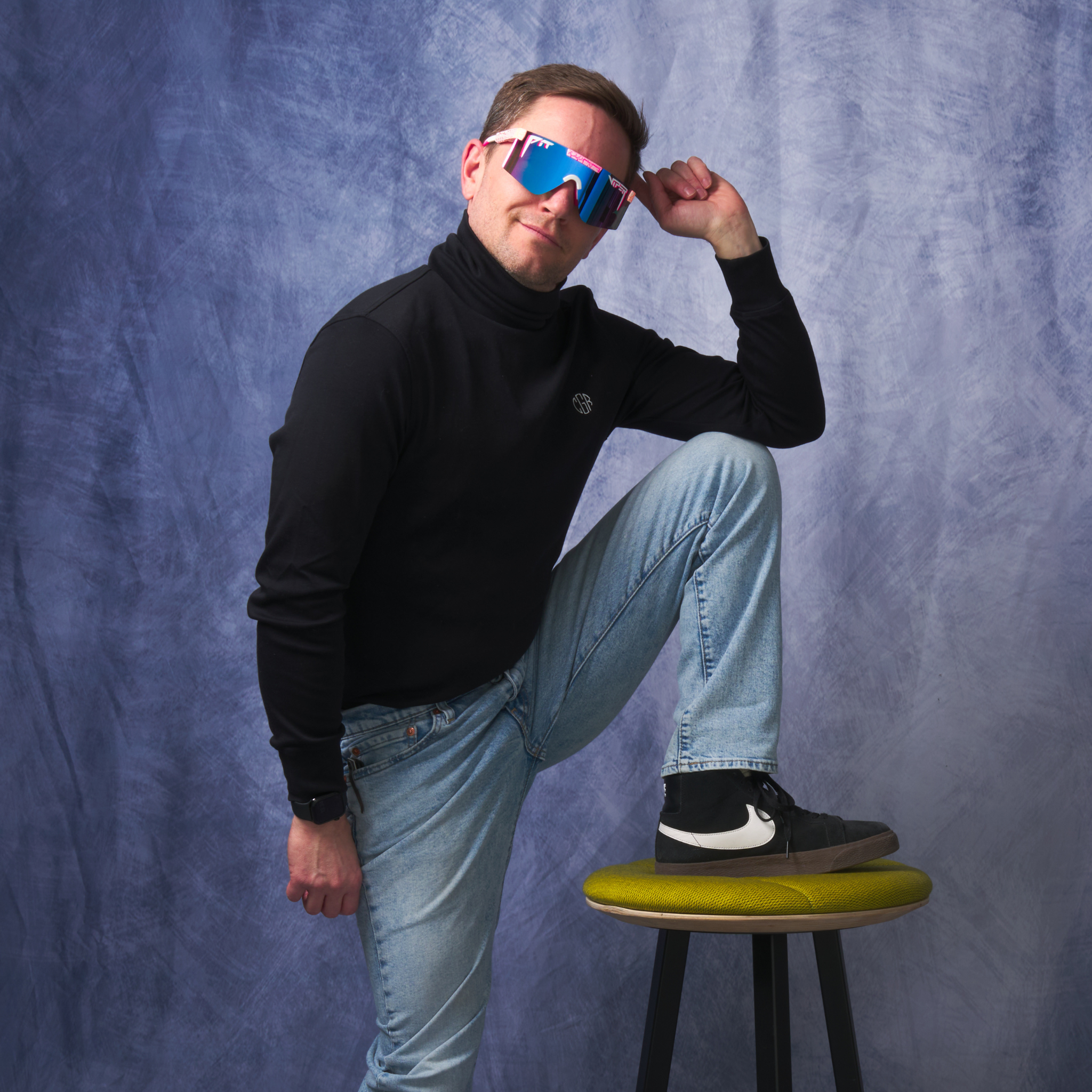 aftershock-original-2.0-regular-hdpv-polarized-blue-purple-lifestyle.png