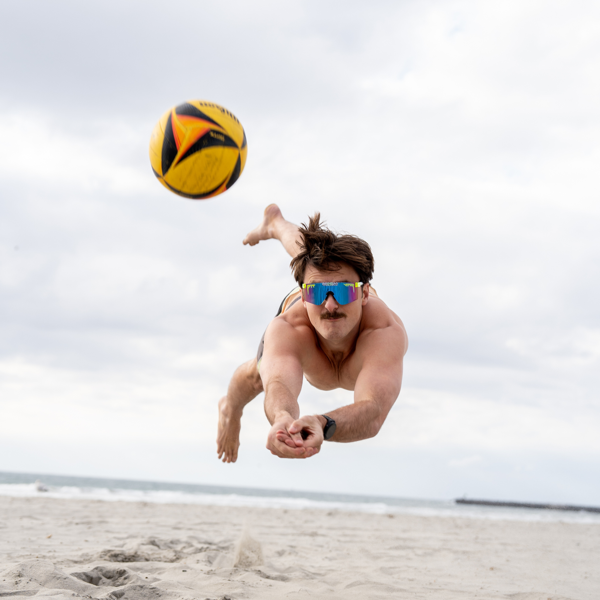 rec-beach-original-2.0-regular-hdpv-polarized-blue-purple-lifestyle.png